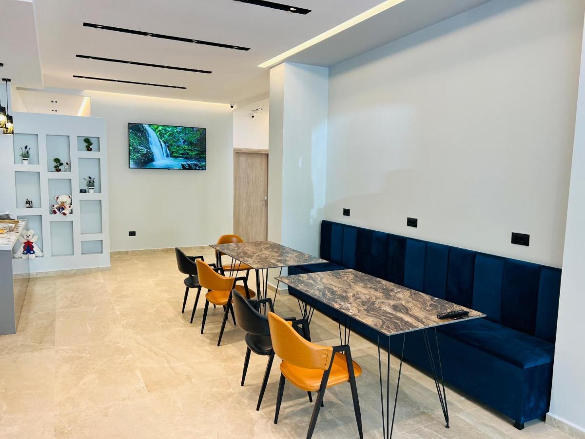 Central Boutique Hostel Sarandë Eksteriør billede