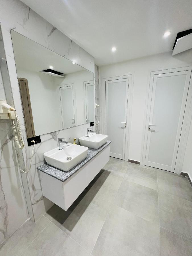 Central Boutique Hostel Sarandë Eksteriør billede